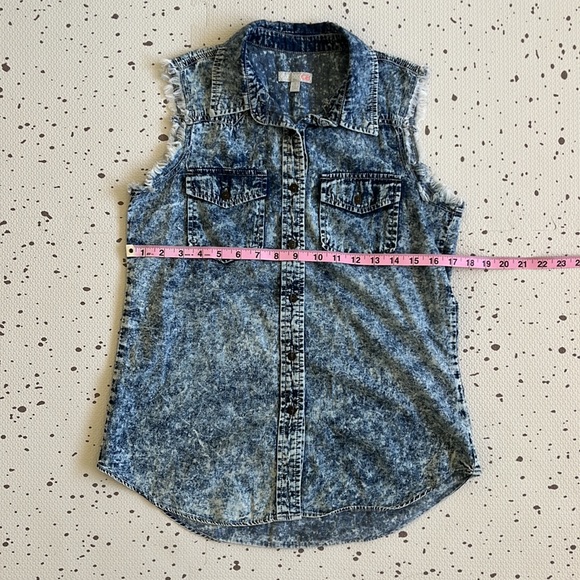 💘GIANNI BINI - CUTOFF FAUX BLUE JEAN ACID WASH SLEEVELESS SHIRT - Picture 4 of 5